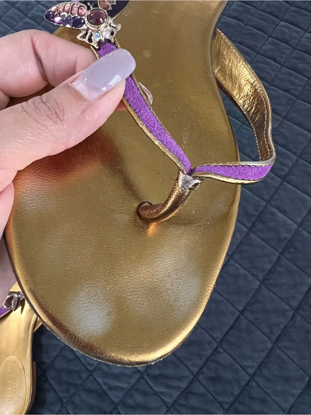 Gucci Bee Sandals Shoes Women’s 7 B Gold Thong Flip Flops Suede Purple Gold